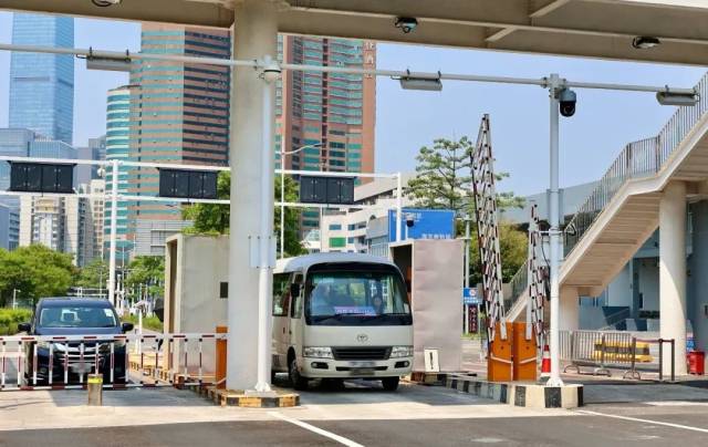   河套合作區首班深港跨境巴士發往香港