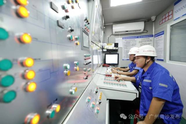 施工過程中，建設(shè)者積極探索盾構(gòu)隧道智能建造實(shí)踐路徑，搭載了全國首套工序化應(yīng)用的盾構(gòu)智能掘進(jìn)系統(tǒng)。