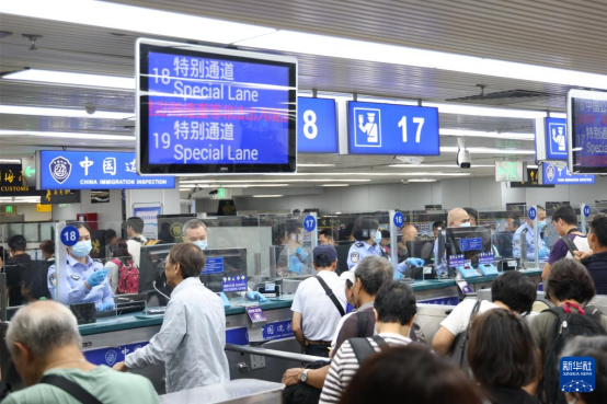 旅客在羅湖邊檢站排隊通關。圖源：新華社