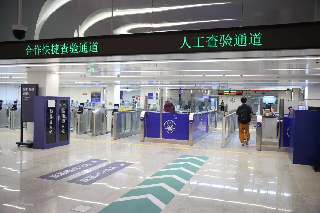 橫琴口岸隨車人員驗放廳出入境通道。圖源：南方日報