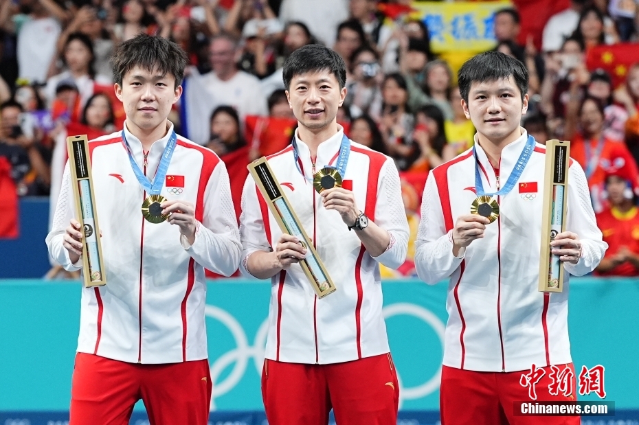 在巴黎奧運會乒乓球男團金牌賽中，中國隊以3比0戰勝瑞典隊，獲得冠軍。中新社記者 趙文宇 攝