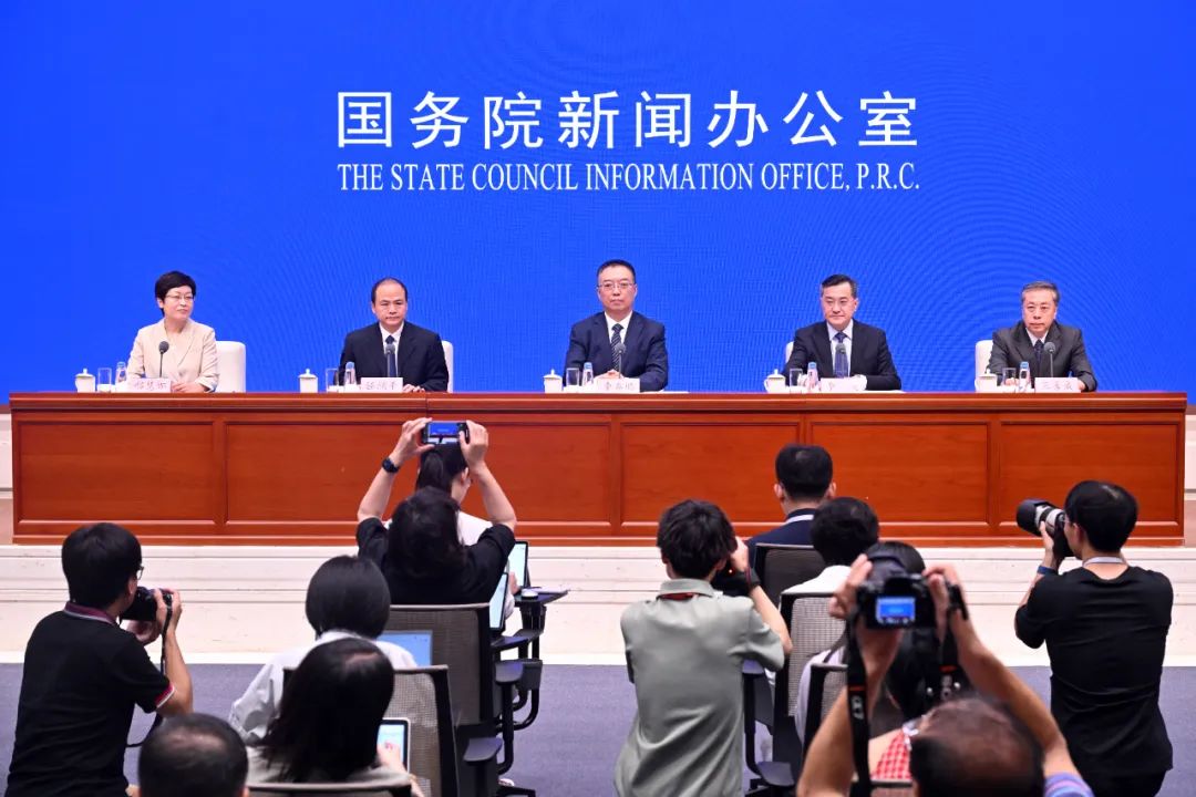 國新辦舉行新聞發布會，介紹《中共中央辦公廳 國務院辦公廳關于完善市場準入制度的意見》有關情況。