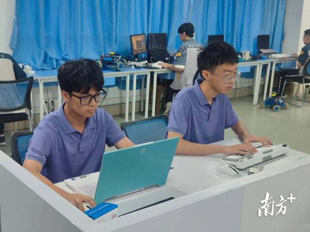世賽自主移動機器人項目澳門代表隊選手杜加威(右)與黎健恒(左),在廣州市機電技師學院開展訓練。 世賽自主移動機器人項目澳門代表隊選手杜加威(右)與黎健恒(左),在廣州市機電技師學院開展訓練。
