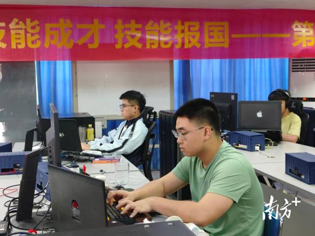 廣州市工貿技師學院世賽網絡系統管理項目中國集訓基地,內地和澳門選手共同訓練。 廣州市工貿技師學院世賽網絡系統管理項目中國集訓基地,內地和澳門選手共同訓練。