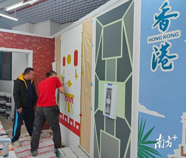 香港建造學院導師俞偉國帶領參加世賽油漆與裝飾項目的選手吳云帆到廣東省城市技師學院訓練。 香港建造學院導師俞偉國帶領參加世賽油漆與裝飾項目的選手吳云帆到廣東省城市技師學院訓練。