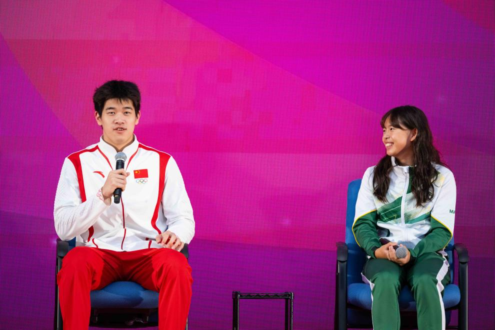 9月1日,游泳運動員潘展樂(左)在活動中回答澳門運動員的提問。當日,內地奧運健兒代表團在澳門奧林匹克體育中心室內體育館與澳門青少年運動員進行互動交流。新華社記者 張金加 攝 9月1日,游泳運動員潘展樂(左)在活動中回答澳門運動員的提問。當日,內地奧運健兒代表團在澳門奧林匹克體育中心室內體育館與澳門青少年運動員進行互動交流。新華社記者 張金加 攝