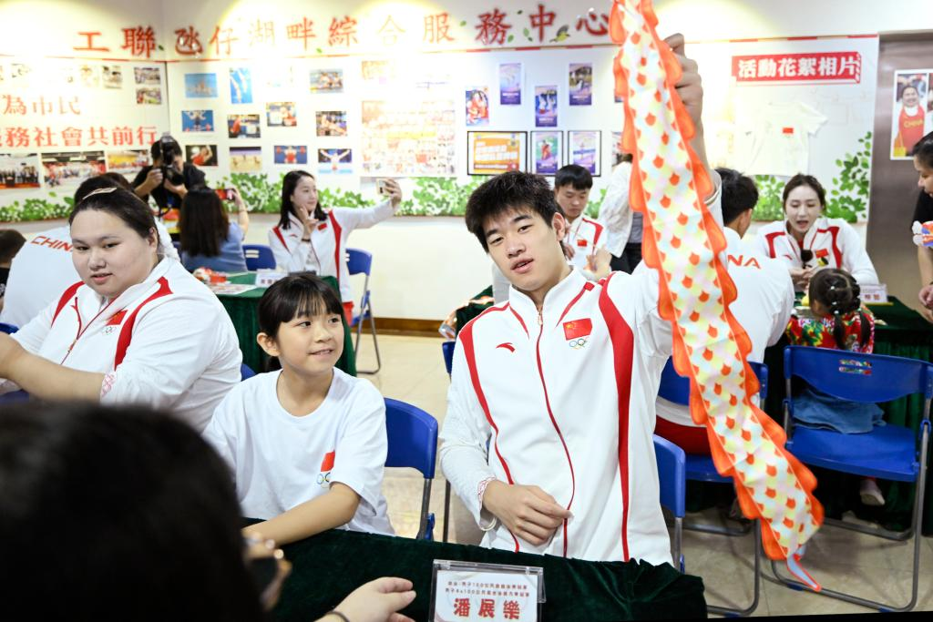 9月2日,在澳門工聯氹仔湖畔綜合服務中心,游泳運動員潘展樂(右)展示與小朋友一起制作的燈籠。當日,內地奧運健兒代表團走進澳門社區,分別到婦聯樂滿家庭服務中心、街總石排灣家庭及社區綜合服務中心和工聯氹仔湖畔綜合服務中心與市民互動。新華社發 9月2日,在澳門工聯氹仔湖畔綜合服務中心,游泳運動員潘展樂(右)展示與小朋友一起制作的燈籠。當日,內地奧運健兒代表團走進澳門社區,分別到婦聯樂滿家庭服務中心、街總石排灣家庭及社區綜合服務中心和工聯氹仔湖畔綜合服務中心與市民互動。新華社發