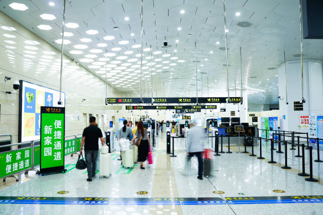 進境旅客經橫琴口岸新家園便捷通道快速通關。