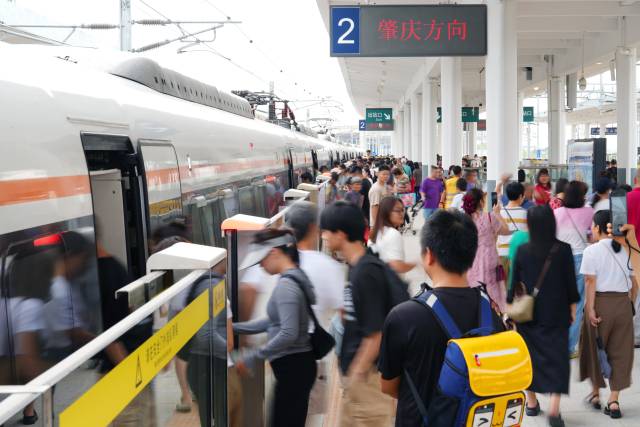 廣肇、廣惠城際“四線”貫通后客流明顯攀升。林藝壕 攝 廣肇、廣惠城際“四線”貫通后客流明顯攀升。林藝壕 攝