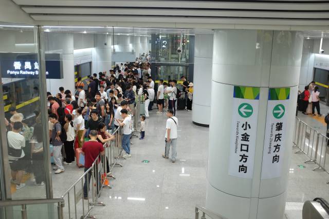 廣肇、廣惠城際“四線”貫通后客流明顯攀升。謝展程 攝 廣肇、廣惠城際“四線”貫通后客流明顯攀升。謝展程 攝