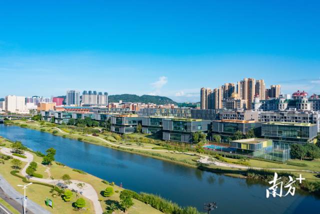 橫琴·澳門青年創(chuàng)業(yè)谷內(nèi)，聚集一批高端制造業(yè)企業(yè)、科研機(jī)構(gòu)。