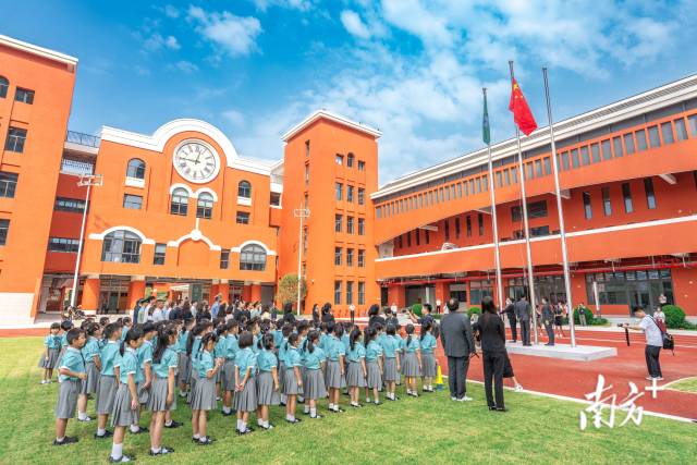 澳門新生身穿校服，背著書包來到濠江中學(xué)附屬橫琴學(xué)校報到。