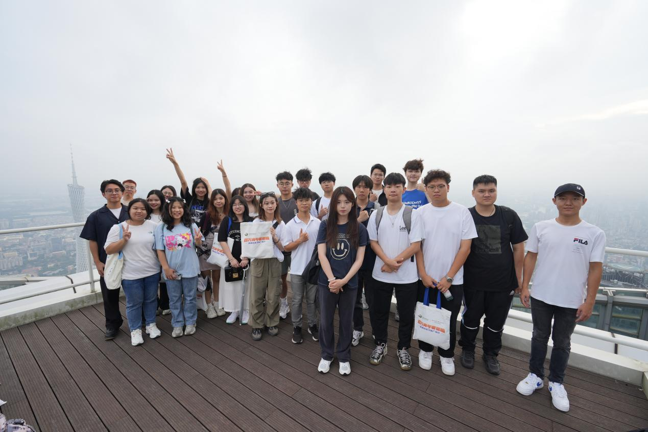 港澳臺實習生在109層觀景臺合影留念