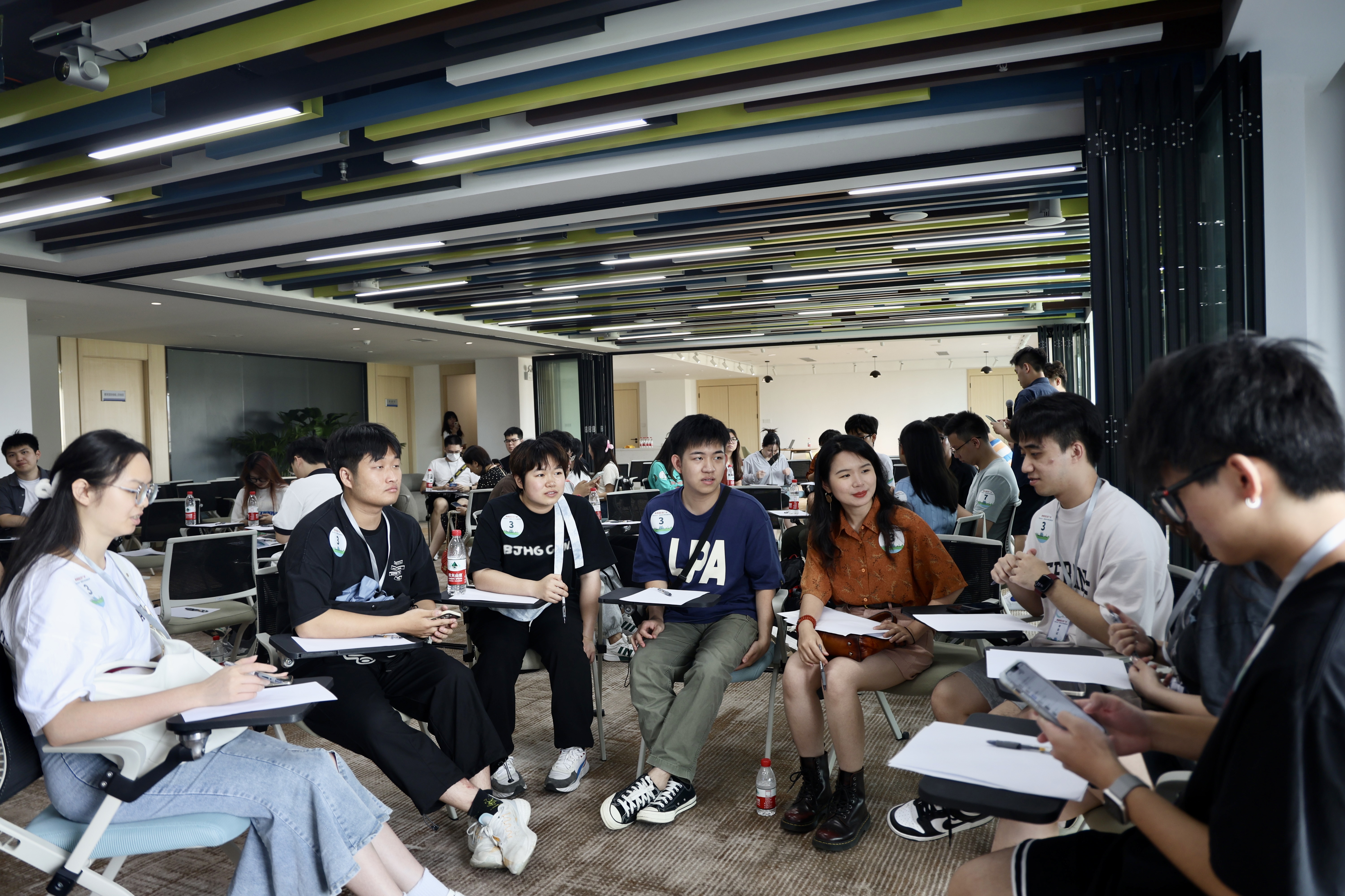 開展港澳青年職場訓練營,引入職場技能培訓,安排導師提供引導和朋輩幫助 開展港澳青年職場訓練營,引入職場技能培訓,安排導師提供引導和朋輩幫助