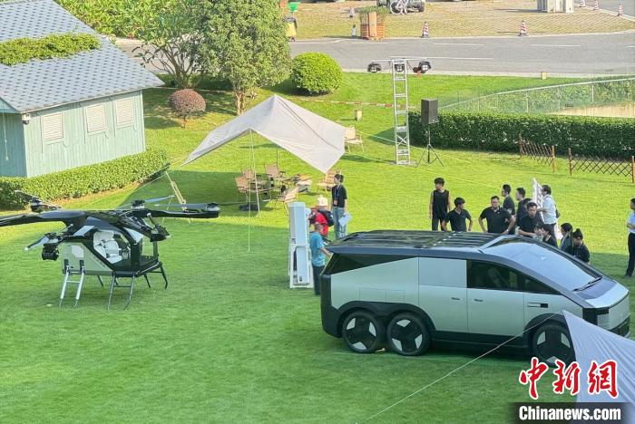 分體式飛行汽車“陸地航母”實車。王堅 攝 分體式飛行汽車“陸地航母”實車。王堅 攝