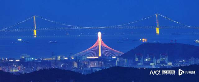 夜幕下，東莞濱海灣大橋與遠處的深中通道亮起標志性的燈光。
