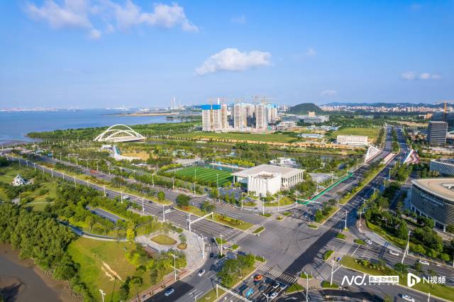 藍天白云下的東莞濱海灣文體公園。