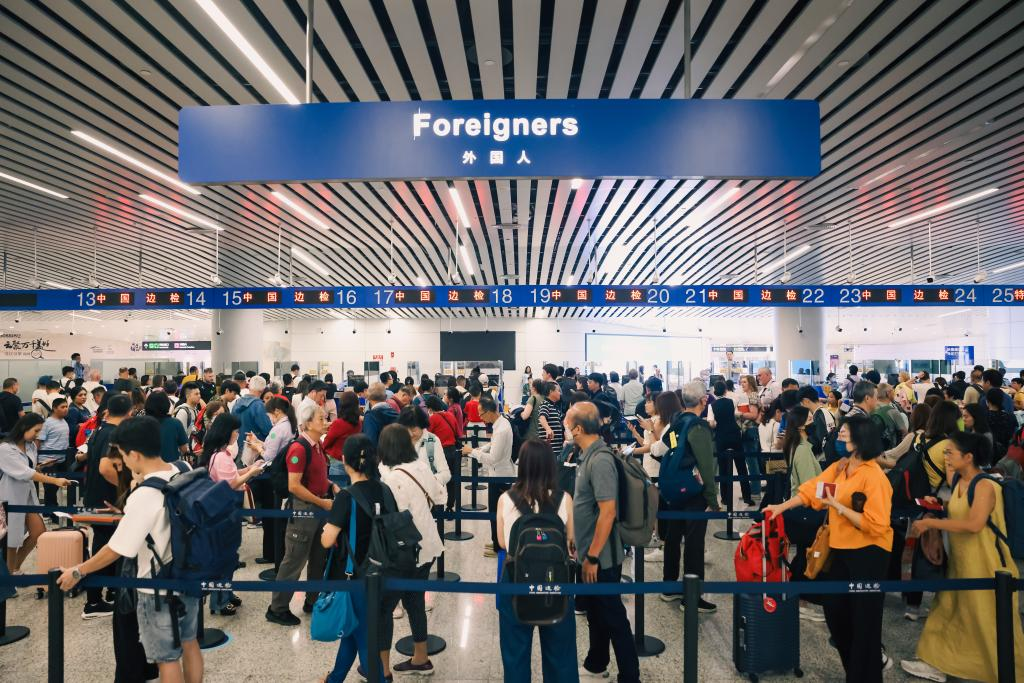 圖為9月16日，外籍旅客在廣州白云機場口岸排隊候檢的現場。（凌觀明 攝）