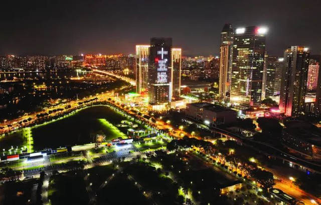 惠州市區(qū)中海廣場戶外大屏亮燈迎接十五運會，滾動播放宣傳標(biāo)語。 圖源惠州日報