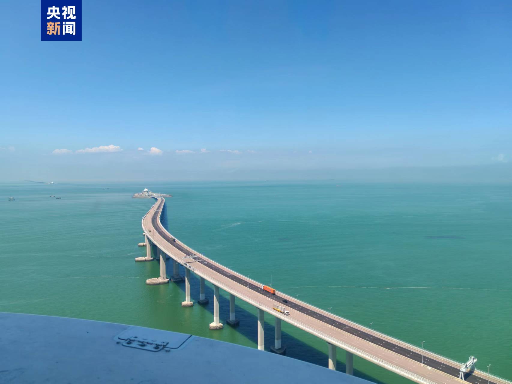 △直升機低空飛越港珠澳大橋