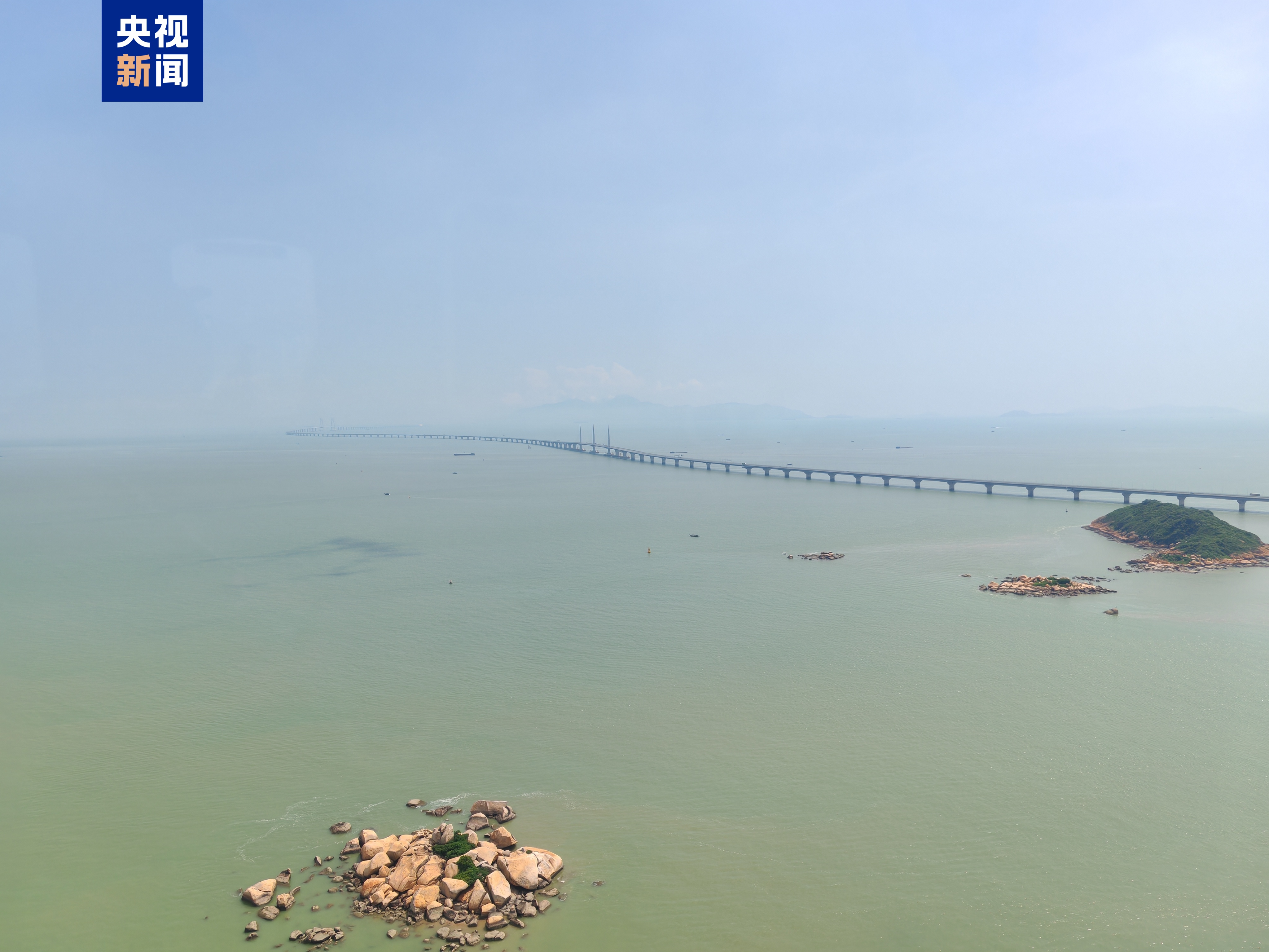 △直升機低空飛越港珠澳大橋