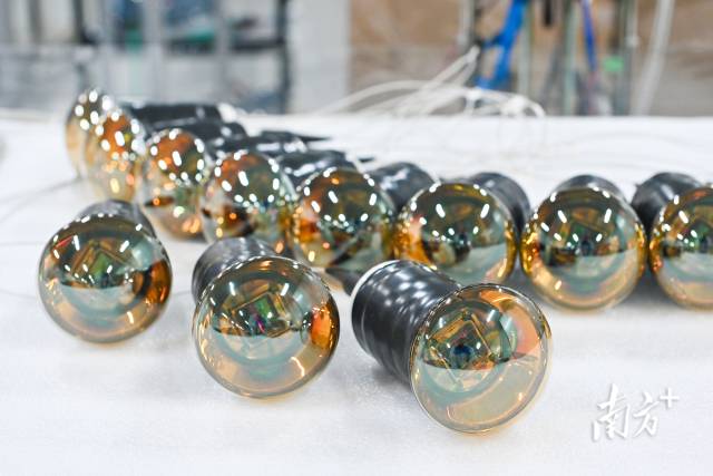 3寸的光電倍增管。劉悅湘 攝 3寸的光電倍增管。劉悅湘 攝