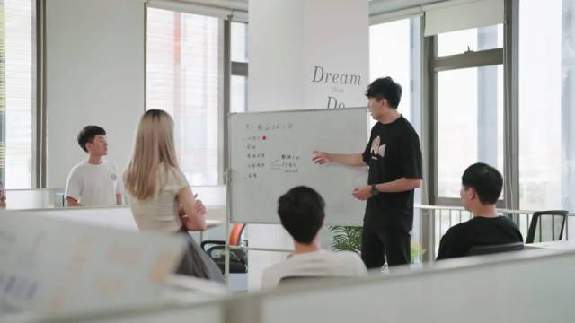 ▲如今的辦公室是一個整潔、有朝氣、沒有太多間隔的空間