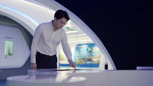 ▲打電話、做材料、見客戶、開座談、看場地......是劉延鑫的一部分工作日常