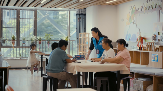 ▲除了社工，陸鳳璇還擔(dān)任“社會觀察員”，和長者一起觀察社會