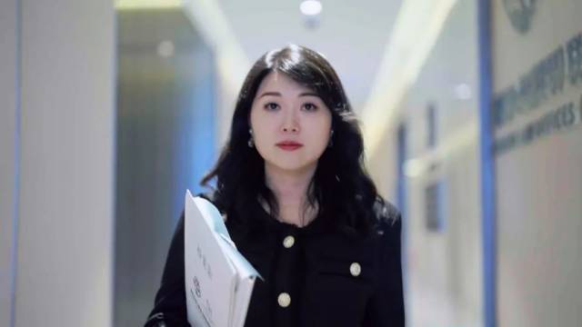 ▲即便穿著高跟鞋，許冰走路速度依然很快，她經(jīng)常要忙于處理各種事務(wù)