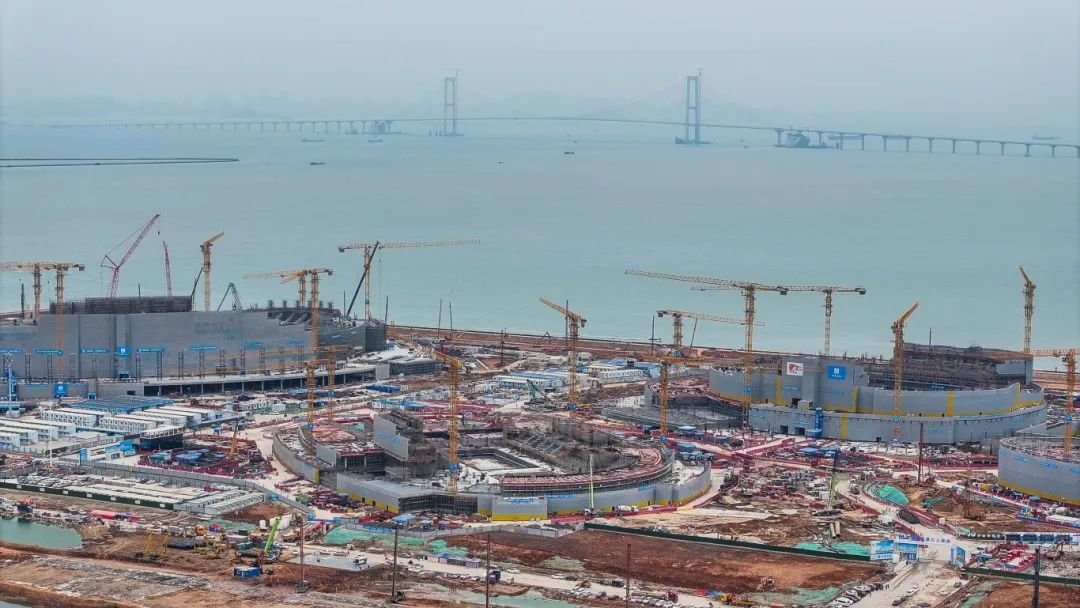 ▲南沙全民文化體育中心綜合體一場兩館正在建設(shè)中，這里將是2025年第十五屆全運會的新建中心場館群。新華社記者 劉大偉 攝