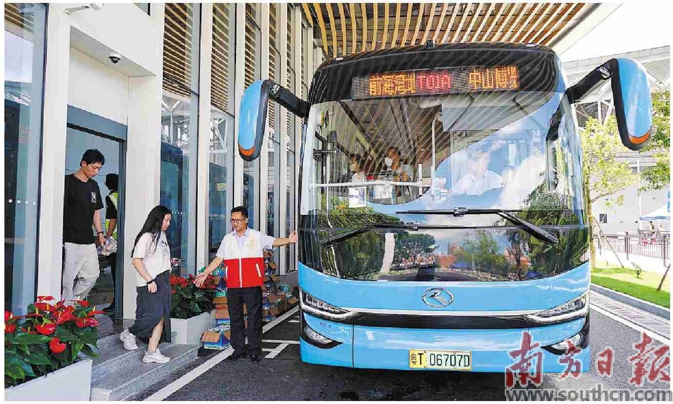  工作人員引導乘客登上深中跨市公交。馮燦輝 攝