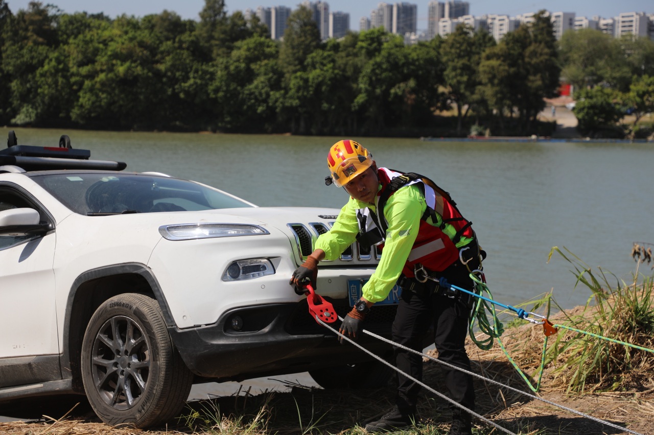 廣州市紅十字會藍焰應急輔助隊實施汽車救援 廣州市紅十字會藍焰應急輔助隊實施汽車救援