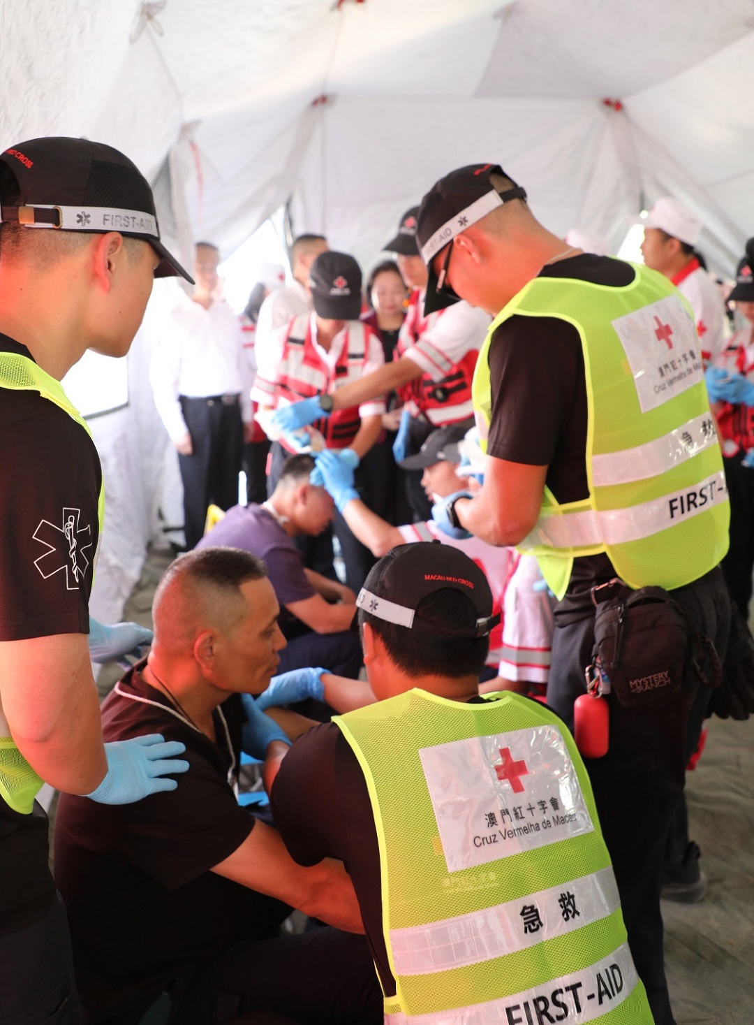 香港、澳門紅十字救援隊協作為傷員包扎傷口 香港、澳門紅十字救援隊協作為傷員包扎傷口