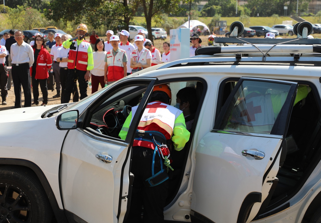 廣州市紅十字會藍焰應急輔助隊實施汽車救援 廣州市紅十字會藍焰應急輔助隊實施汽車救援