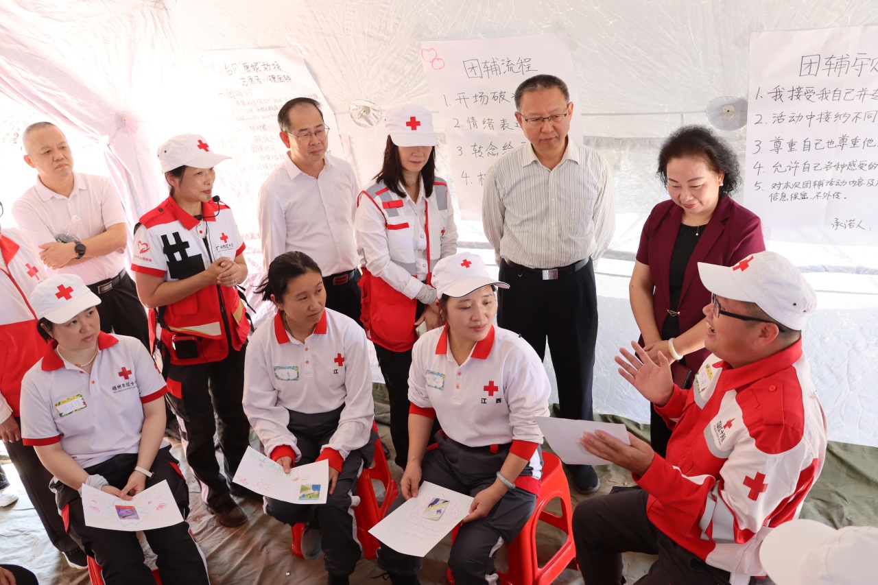 廣州市紅十字心理救援隊和知行心理救援隊通過個別輔導和團隊建設,幫助災害群眾盡快走出陰影,重新燃起生活信心。 廣州市紅十字心理救援隊和知行心理救援隊通過個別輔導和團隊建設,幫助災害群眾盡快走出陰影,重新燃起生活信心。