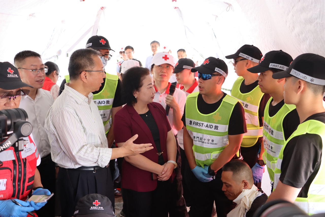 香港、澳門紅十字救援隊協作為傷員包扎傷口 香港、澳門紅十字救援隊協作為傷員包扎傷口