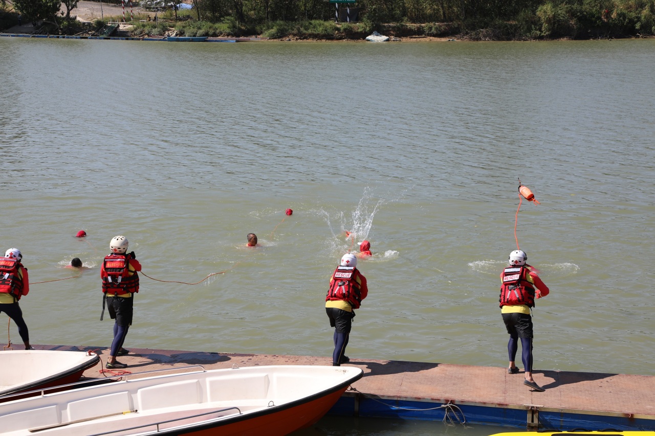 廣東省各地市水上救援隊聯合實施水上救援 廣東省各地市水上救援隊聯合實施水上救援