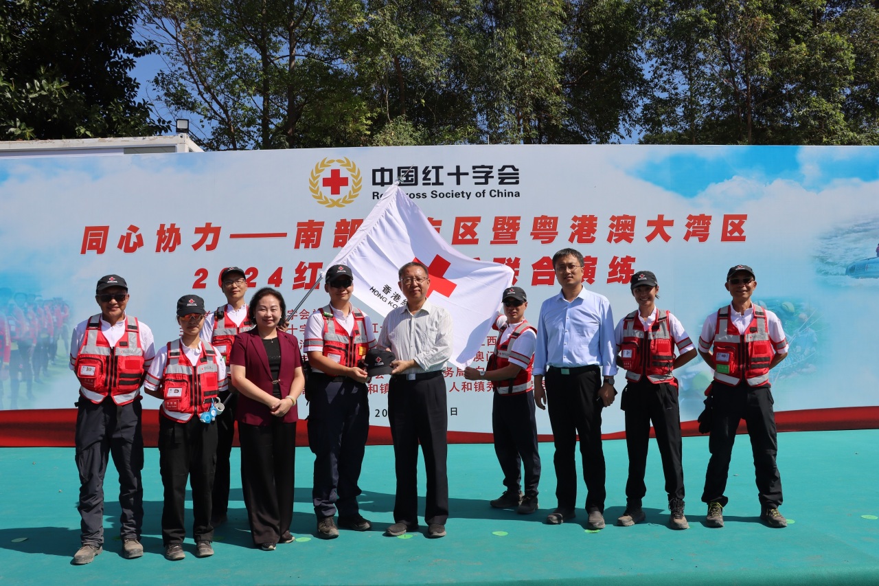 邊曉、林彬與香港紅十字救援隊合影 邊曉、林彬與香港紅十字救援隊合影