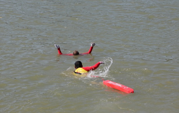 廣東省各地市水上救援隊聯合實施水上救援 廣東省各地市水上救援隊聯合實施水上救援