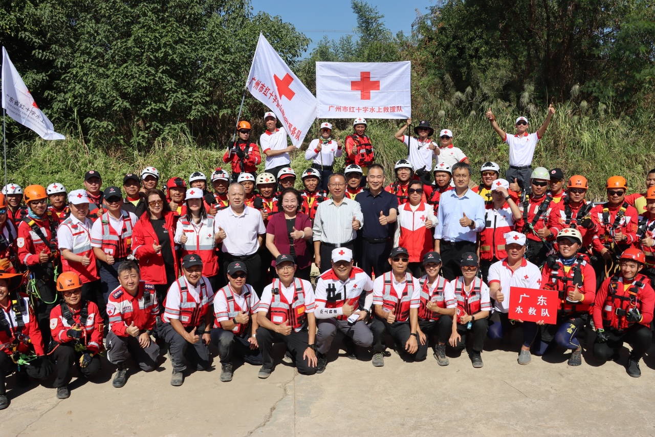 出席活動的領導、嘉賓與救援隊合影 出席活動的領導、嘉賓與救援隊合影