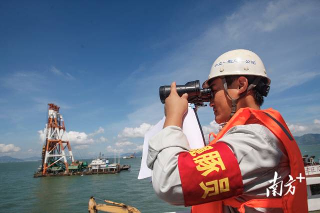 2012年7月9日,港珠澳大橋施工船上,一名海豚觀察員正用望遠鏡觀察附近海域,一旦發現白海豚,立刻通知施工船停工。 2012年7月9日,港珠澳大橋施工船上,一名海豚觀察員正用望遠鏡觀察附近海域,一旦發現白海豚,立刻通知施工船停工。