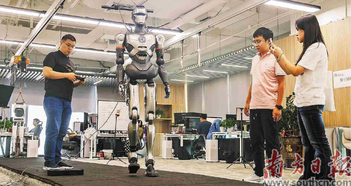 深圳企業重視科技創新，2023年研發投入總量居全國城市第一。圖為11月12日，深圳市一家科技公司的科研人員在調試人形機器人。南方日報記者 朱洪波 攝.png