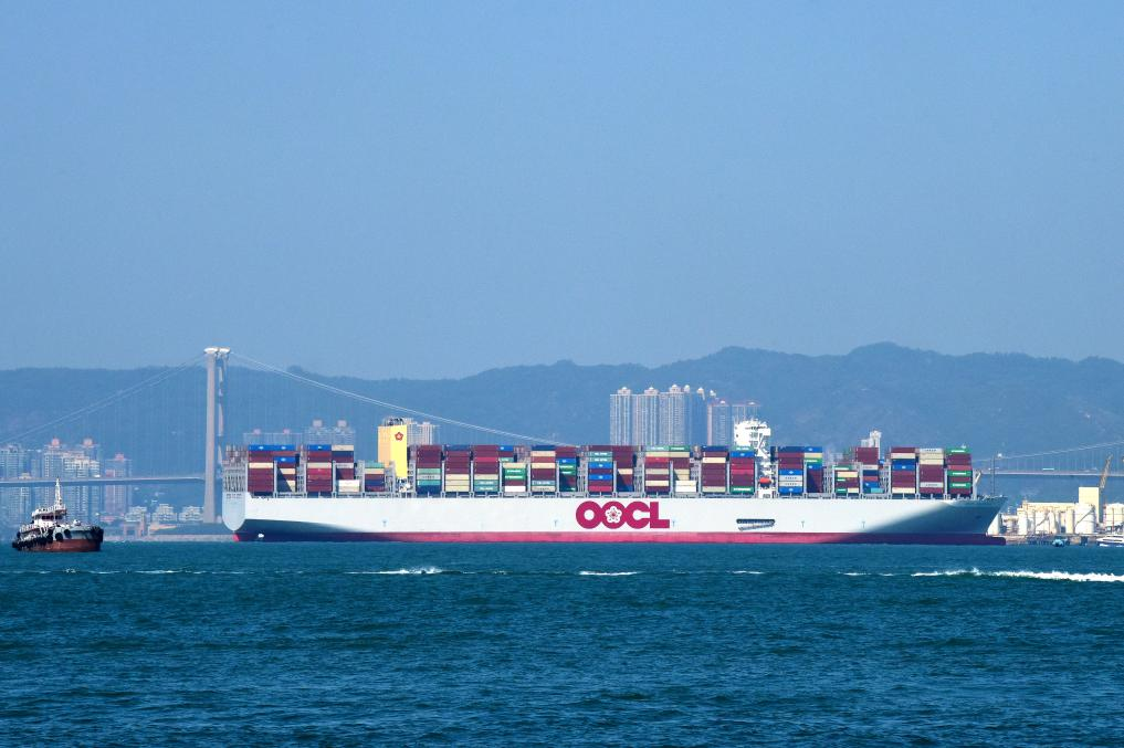 2023年11月20日，一艘東方海外貨柜航運(yùn)有限公司集裝箱船駛向香港貨柜碼頭。