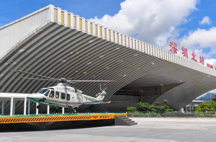 6月28日，“低空+軌道”空鐵聯運項目在深圳北站樞紐東廣場正式開航。圖源：新華社
