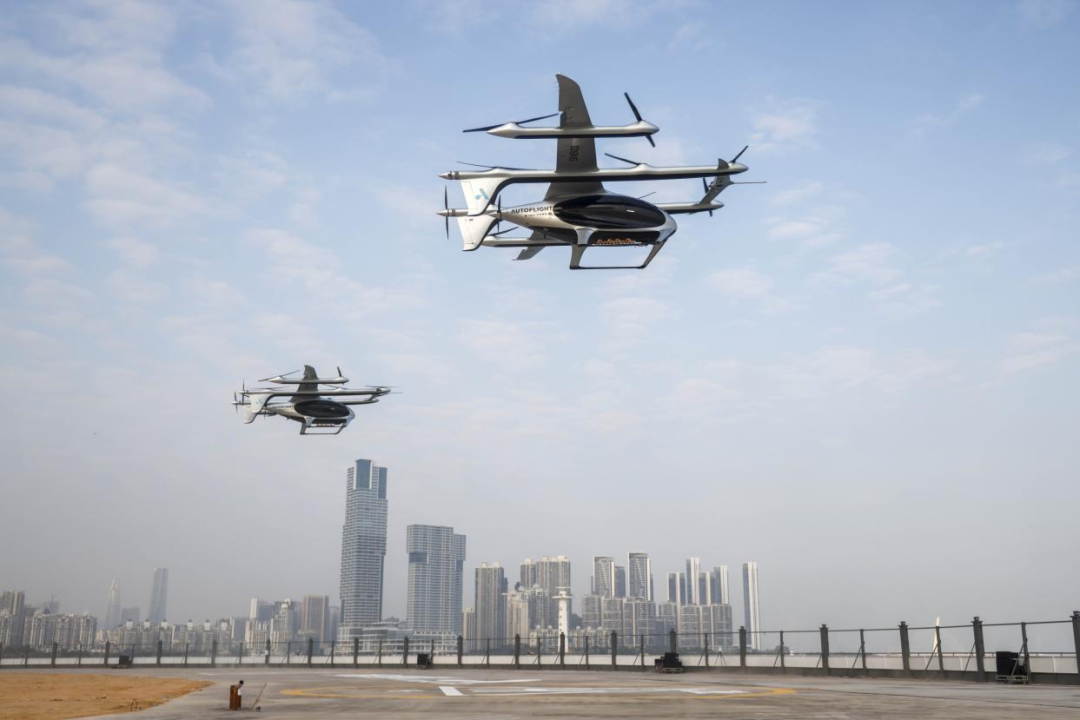 今年2月，“空中的士”eVTOL“盛世龍”完成全球首條跨海跨城eVTOL電動垂直起降航空器航線的公開首次演示飛行。圖源：南方日報