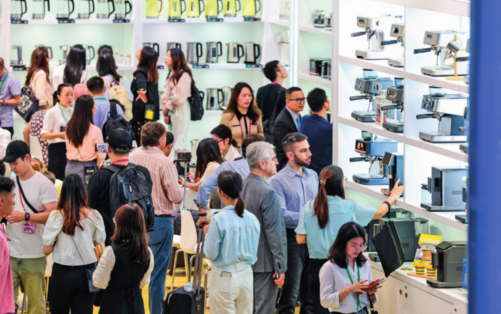 采購商在第136屆廣交會家電展區洽談采購(2024年10月15日攝)。劉大偉攝/本刊 采購商在第136屆廣交會家電展區洽談采購(2024年10月15日攝)。劉大偉攝/本刊