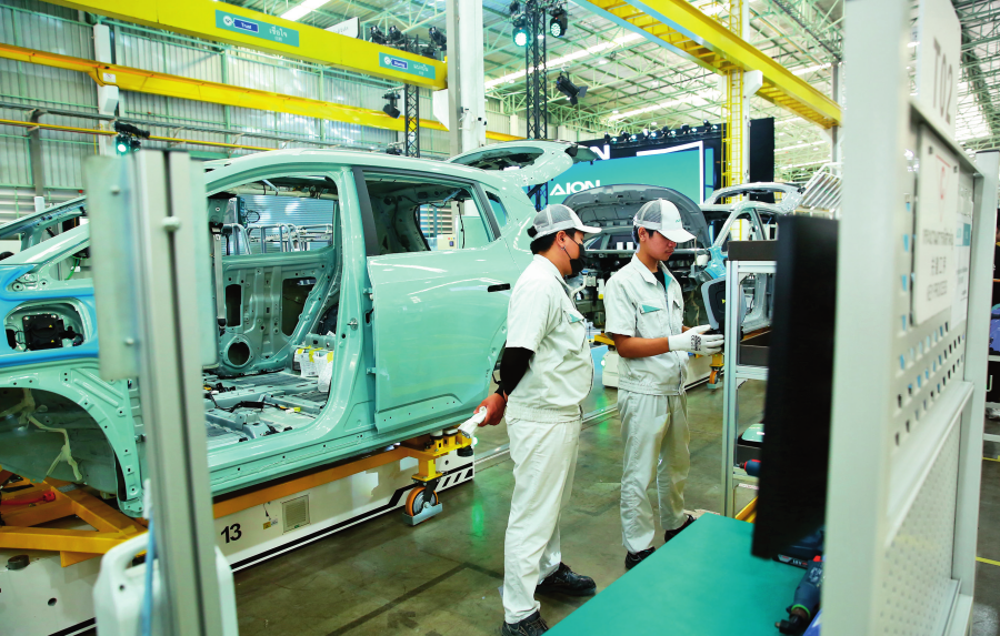 工人在位于泰國羅勇府的廣汽埃安泰國智能工廠工作(2024年7月17日攝)。孫瑋彤攝/本刊 工人在位于泰國羅勇府的廣汽埃安泰國智能工廠工作(2024年7月17日攝)。孫瑋彤攝/本刊