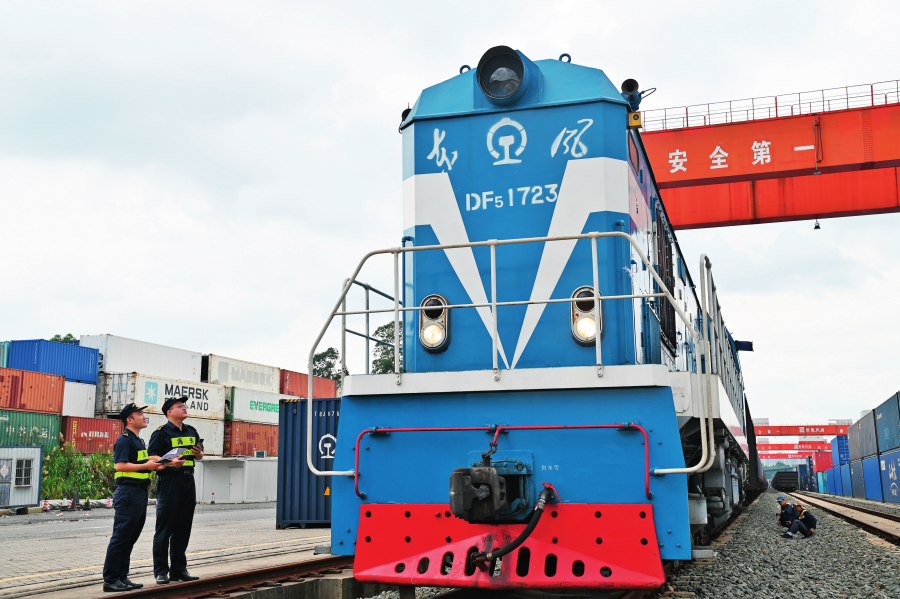 一列中歐班列(深圳)滿載洗碗機、電烤爐、掃地機器人等家用電器從深圳平湖南國家物流樞紐發出,后續通過阿拉山口口岸抵達俄羅斯(2024年5月30日攝)。李硯偉攝/本刊 一列中歐班列(深圳)滿載洗碗機、電烤爐、掃地機器人等家用電器從深圳平湖南國家物流樞紐發出,后續通過阿拉山口口岸抵達俄羅斯(2024年5月30日攝)。李硯偉攝/本刊