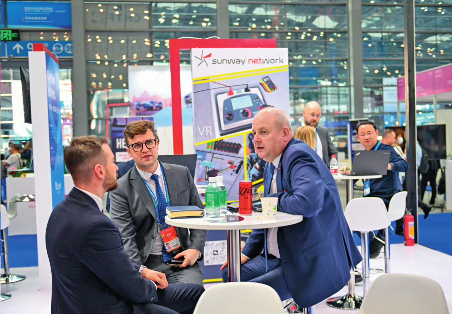 在深圳舉行的第二十五屆高交會上，客商在波蘭展臺交流 (2023年11月15日攝）。毛思倩攝/本刊